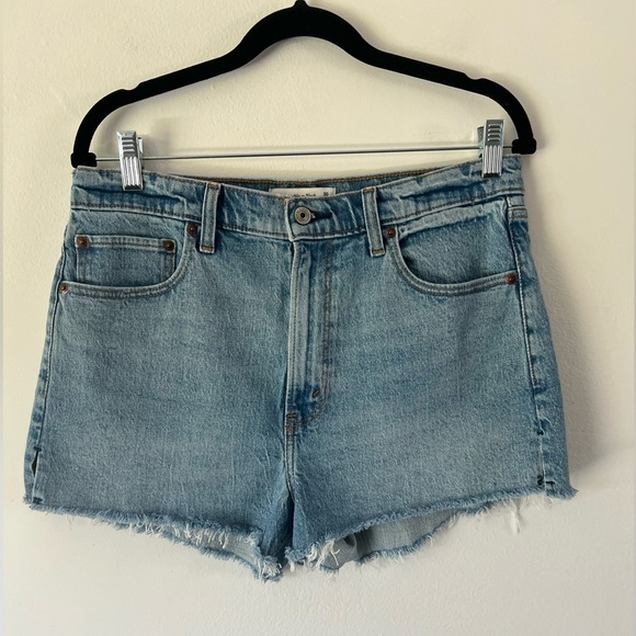 Abercrombie & Fitch The Mom Short High Rise Denim Raw Hem Jeans Shorts Size 30 - Picture 1 of 6